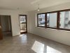 Wohnbereich mit Ausgang zum Balkon